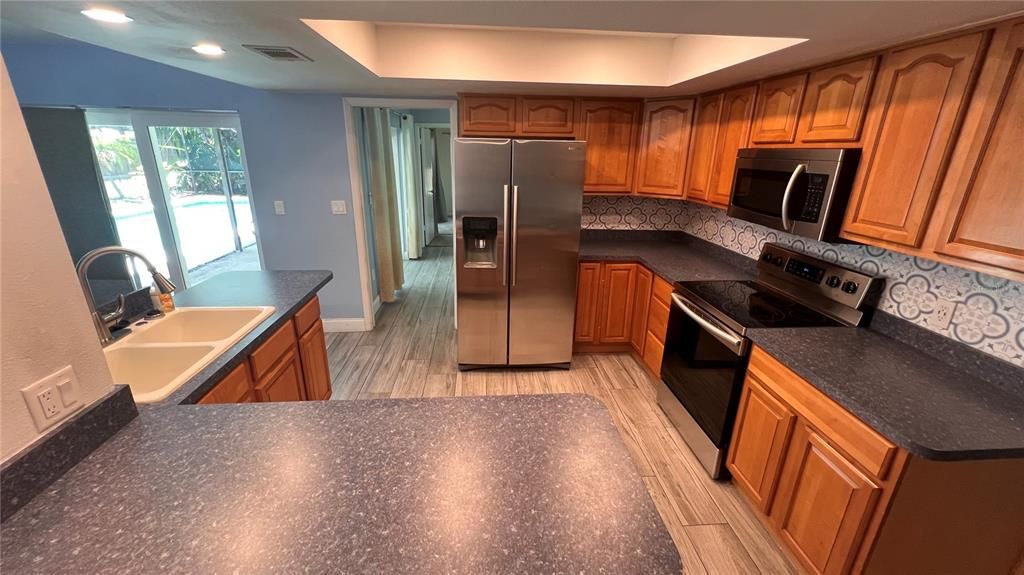 Active With Contract: $3,800 (3 beds, 2 baths, 1936 Square Feet)
