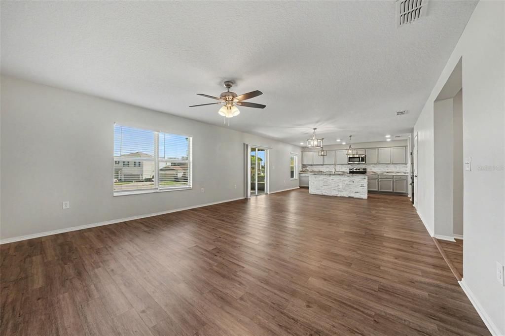 En Venta: $444,900 (4 camas, 2 baños, 2176 Pies cuadrados)