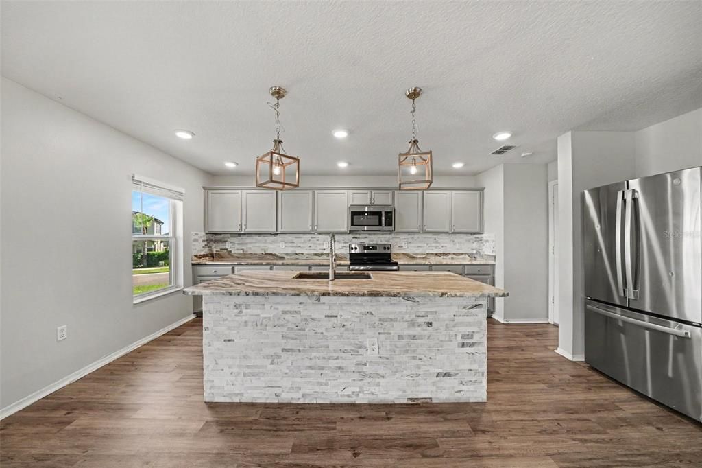 En Venta: $444,900 (4 camas, 2 baños, 2176 Pies cuadrados)