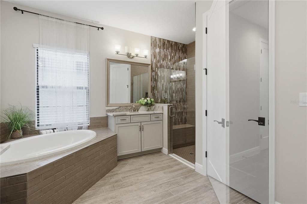 For Sale: $999,900 (5 beds, 4 baths, 3243 Square Feet)