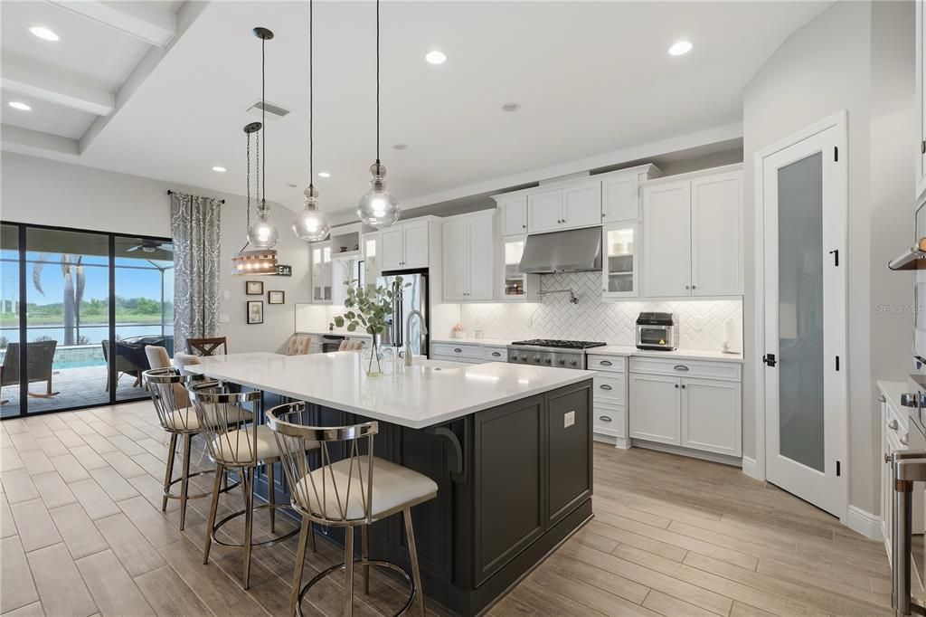 For Sale: $999,900 (5 beds, 4 baths, 3243 Square Feet)