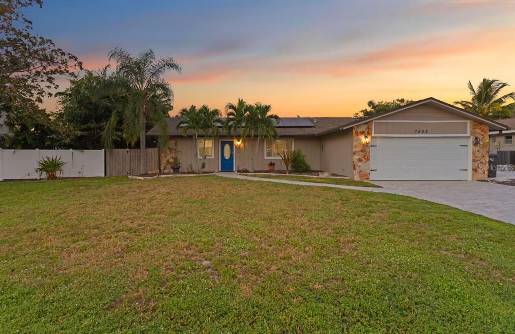For Sale: $830,000 (4 beds, 2 baths, 2650 Square Feet)