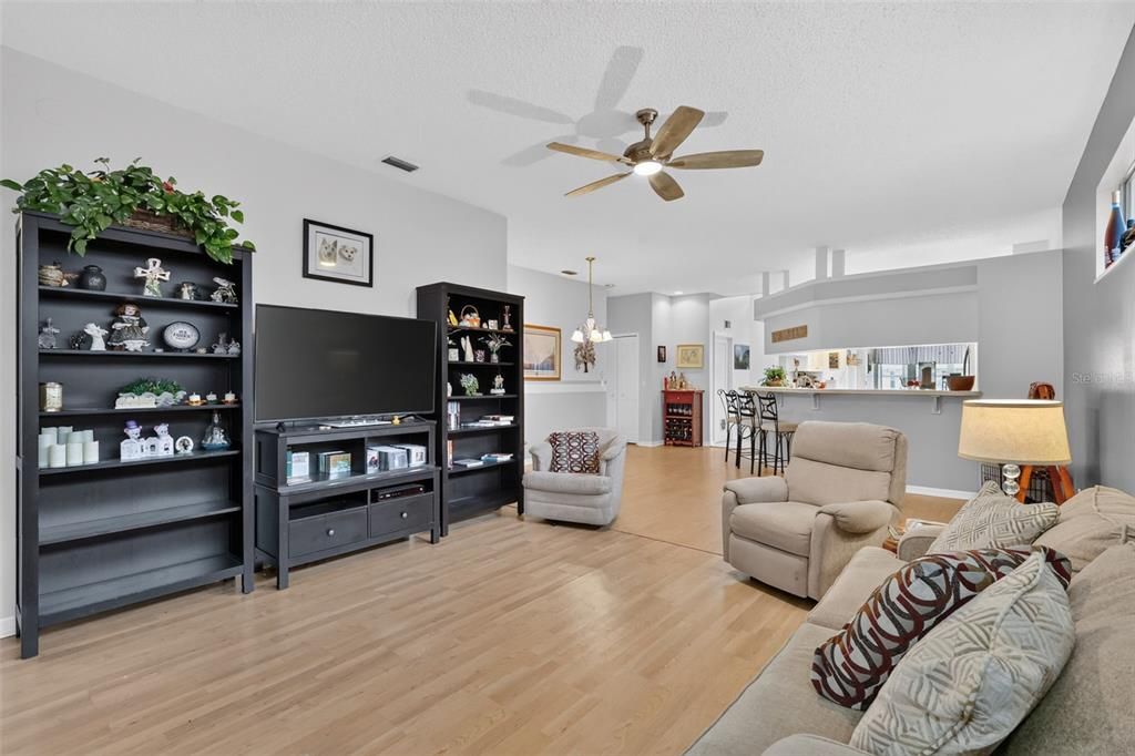 For Sale: $275,000 (3 beds, 2 baths, 1545 Square Feet)