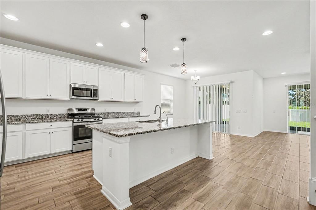 En Venta: $715,000 (5 camas, 4 baños, 3800 Pies cuadrados)