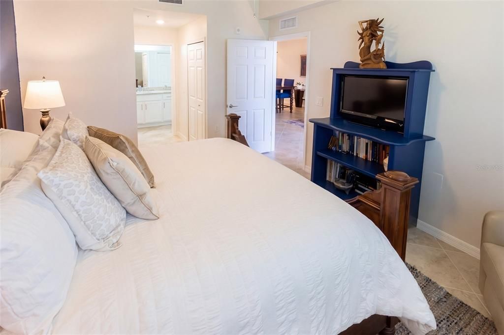 For Sale: $249,900 (2 beds, 2 baths, 1194 Square Feet)