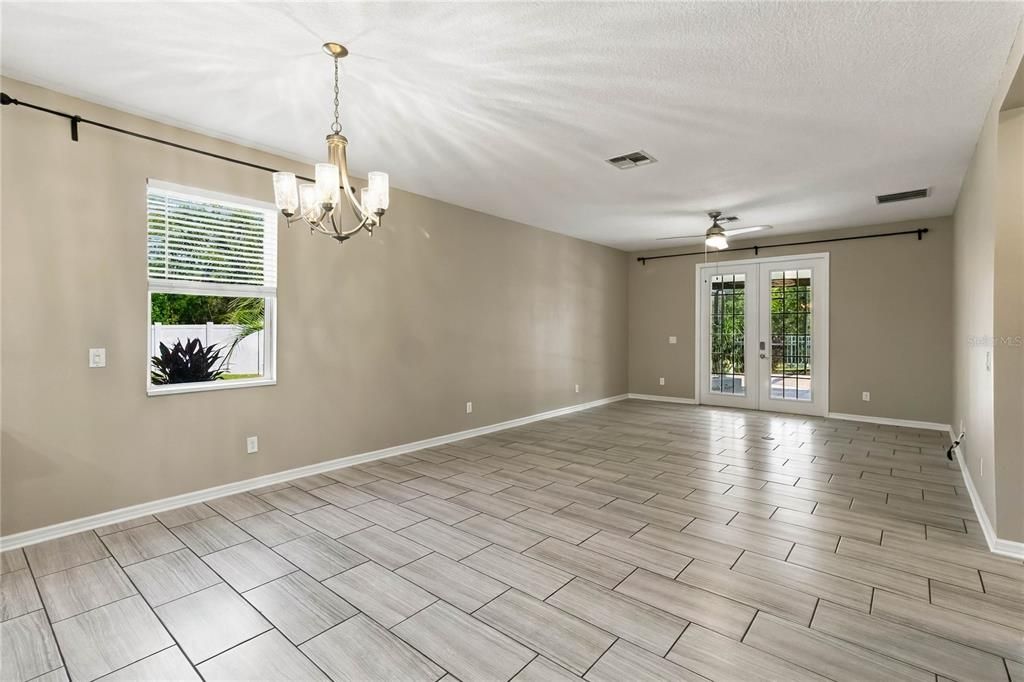 En Venta: $449,900 (4 camas, 2 baños, 1677 Pies cuadrados)