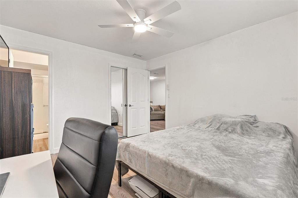 For Sale: $185,000 (2 beds, 2 baths, 871 Square Feet)