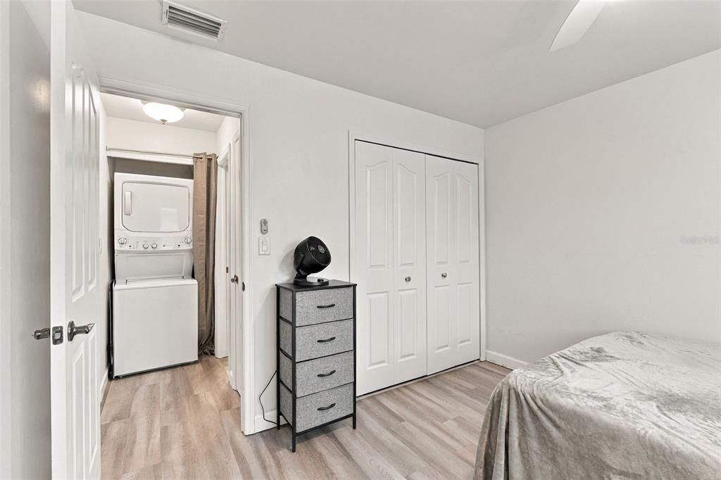 For Sale: $185,000 (2 beds, 2 baths, 871 Square Feet)