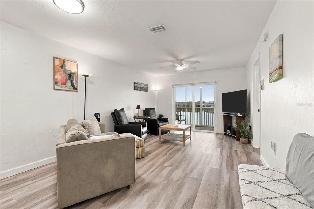 For Sale: $185,000 (2 beds, 2 baths, 871 Square Feet)