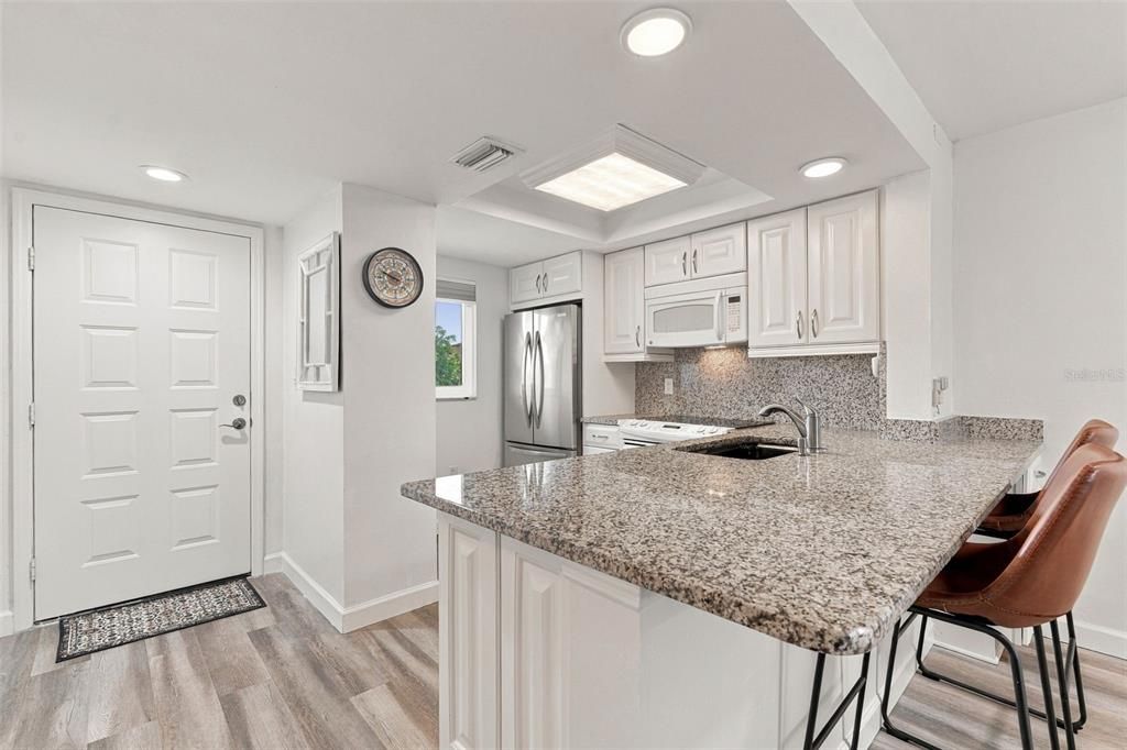 For Sale: $185,000 (2 beds, 2 baths, 871 Square Feet)