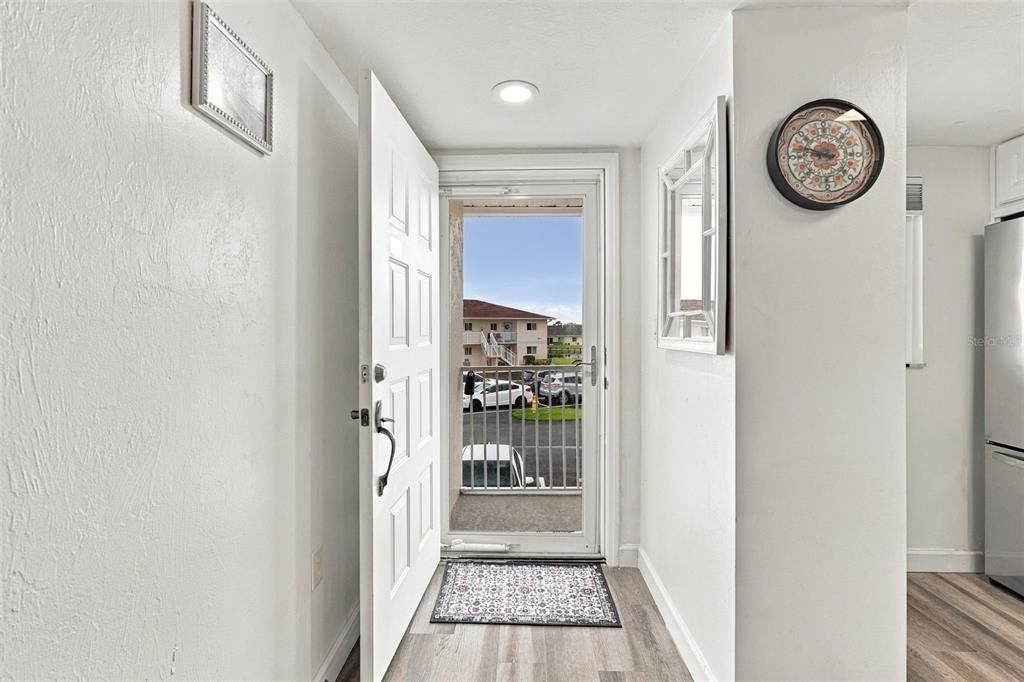 For Sale: $185,000 (2 beds, 2 baths, 871 Square Feet)