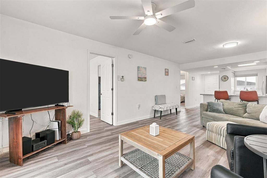 For Sale: $185,000 (2 beds, 2 baths, 871 Square Feet)
