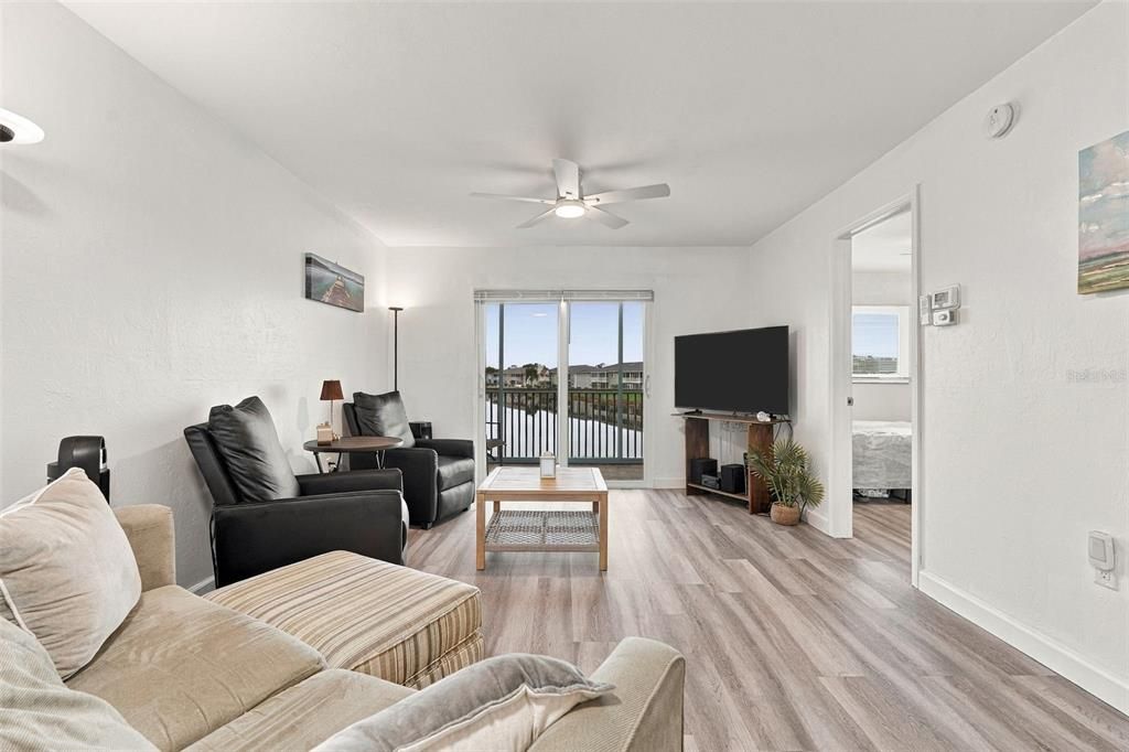 For Sale: $185,000 (2 beds, 2 baths, 871 Square Feet)