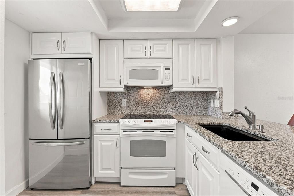 For Sale: $185,000 (2 beds, 2 baths, 871 Square Feet)