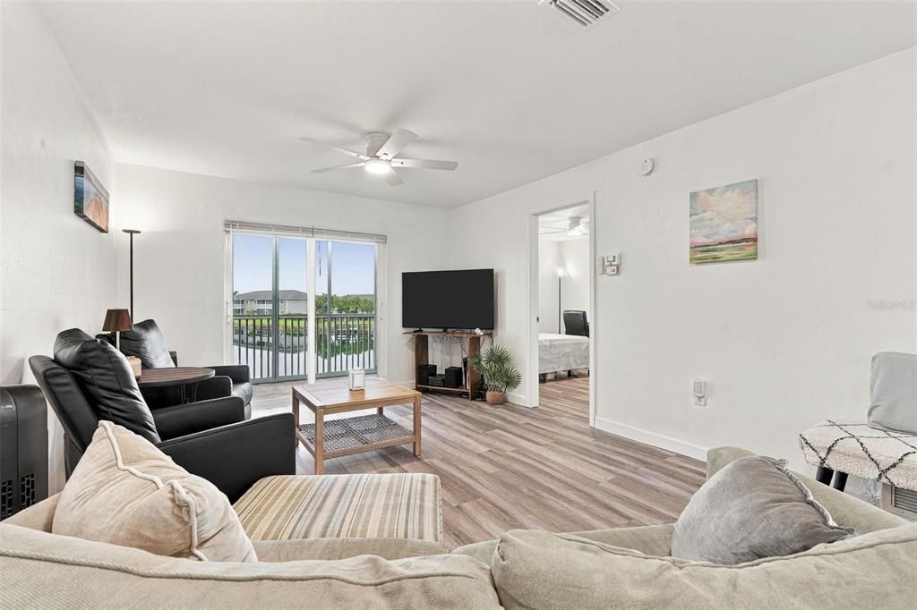 For Sale: $185,000 (2 beds, 2 baths, 871 Square Feet)