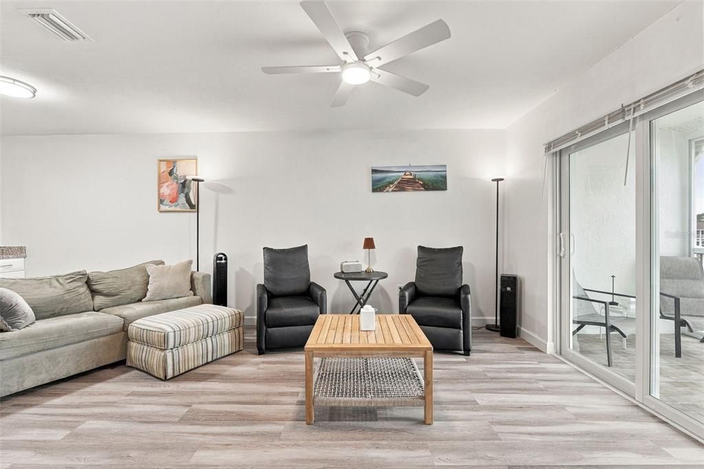 For Sale: $185,000 (2 beds, 2 baths, 871 Square Feet)