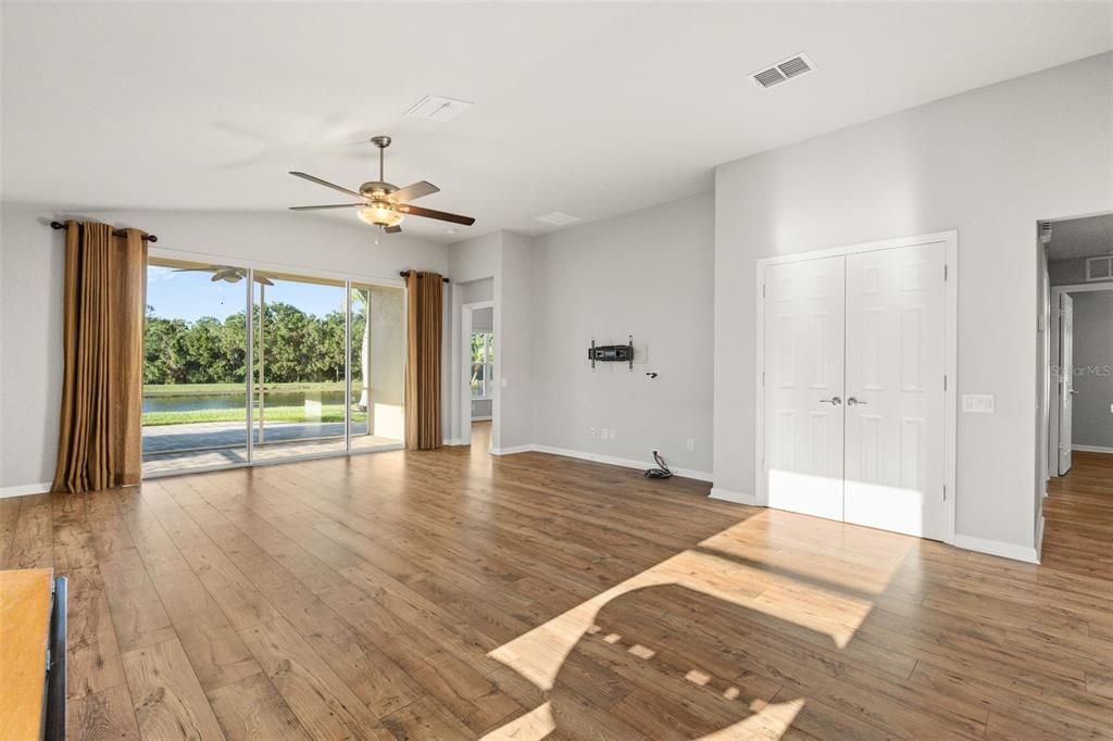 For Sale: $400,000 (3 beds, 2 baths, 1823 Square Feet)