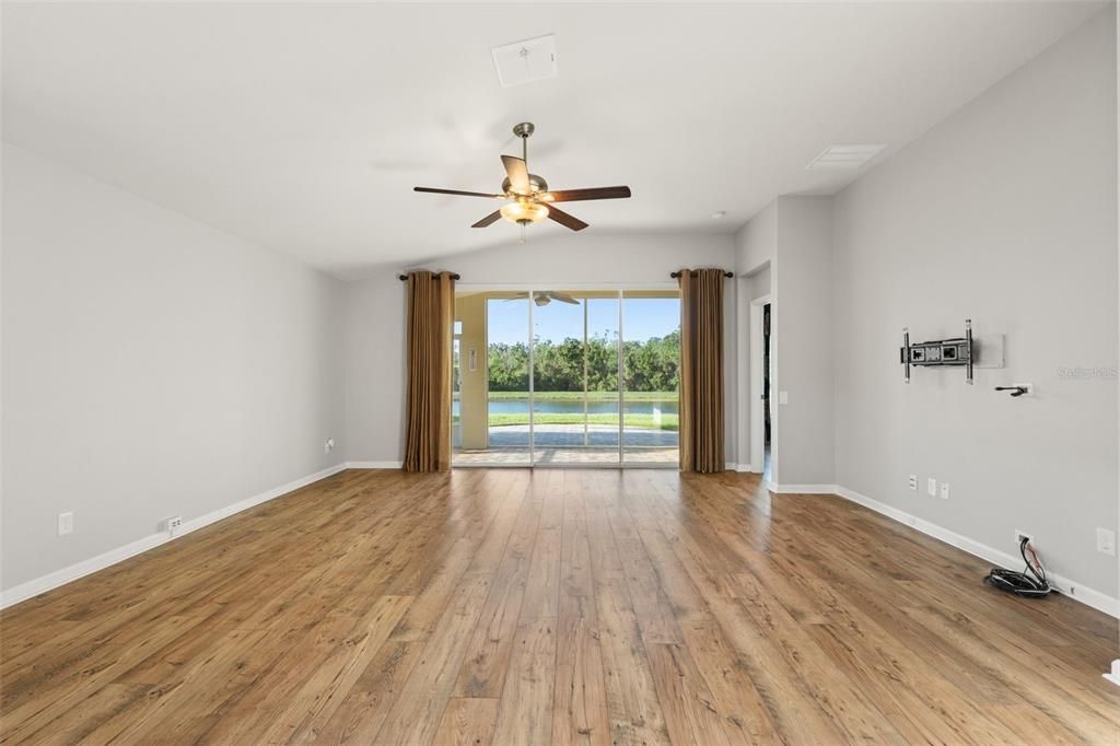 For Sale: $400,000 (3 beds, 2 baths, 1823 Square Feet)
