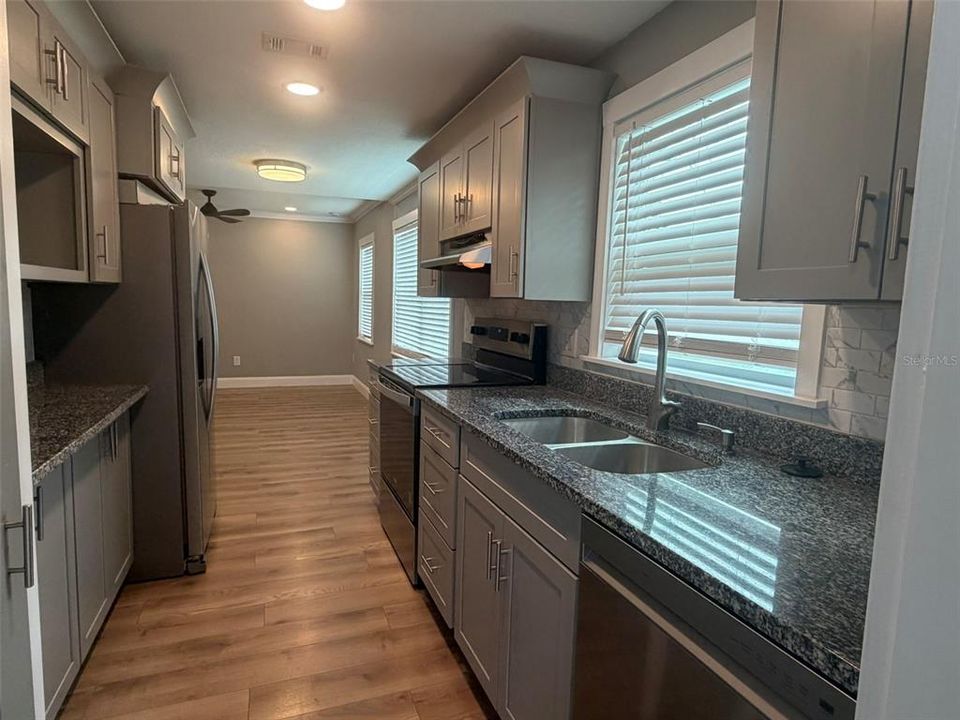 For Rent: $1,350 (1 beds, 1 baths, 650 Square Feet)