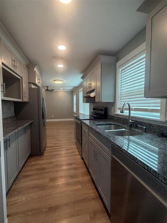 For Rent: $1,350 (1 beds, 1 baths, 650 Square Feet)