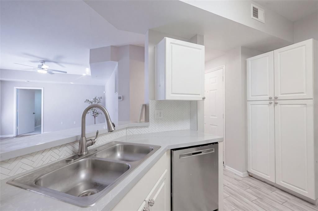 For Sale: $149,900 (2 beds, 2 baths, 1126 Square Feet)