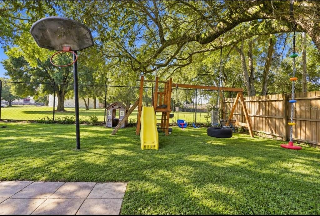 For Sale: $319,995 (3 beds, 2 baths, 1352 Square Feet)