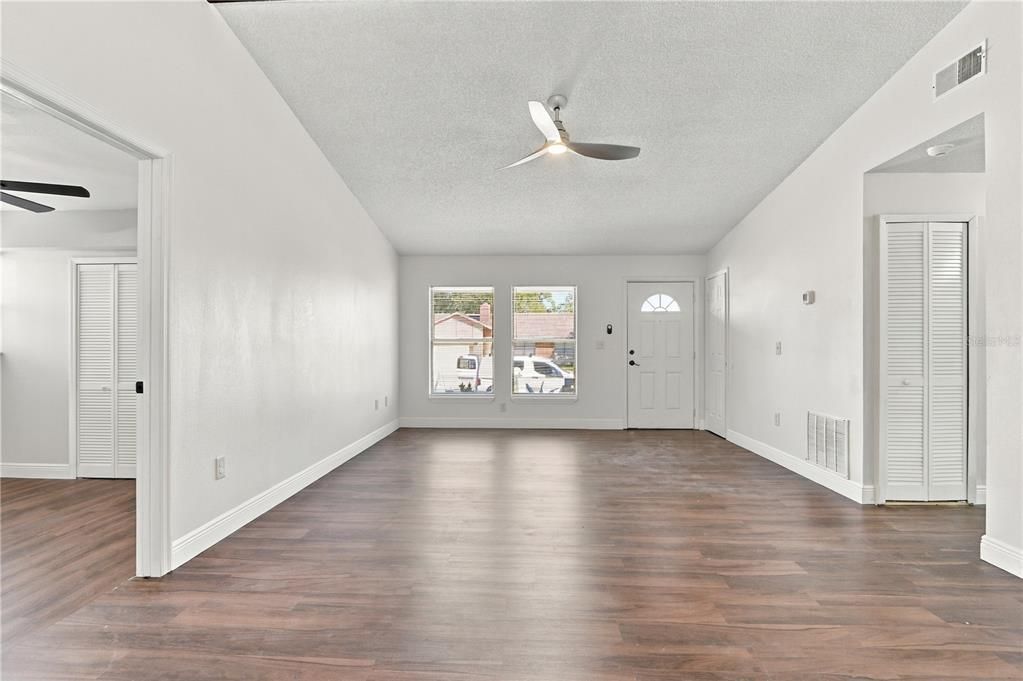 For Sale: $319,995 (3 beds, 2 baths, 1352 Square Feet)