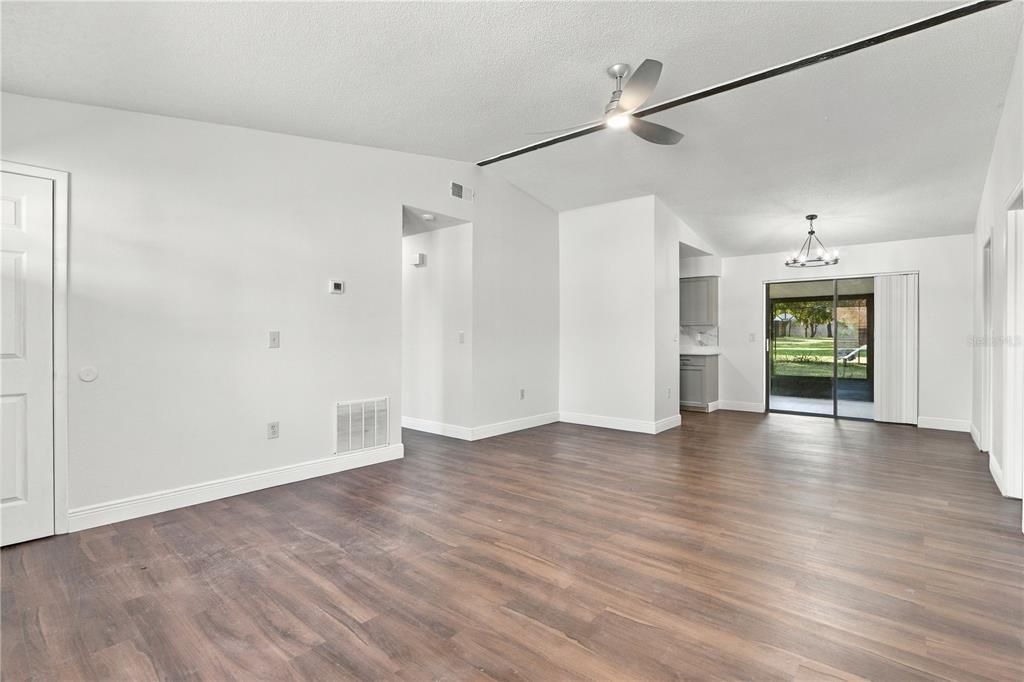For Sale: $319,995 (3 beds, 2 baths, 1352 Square Feet)