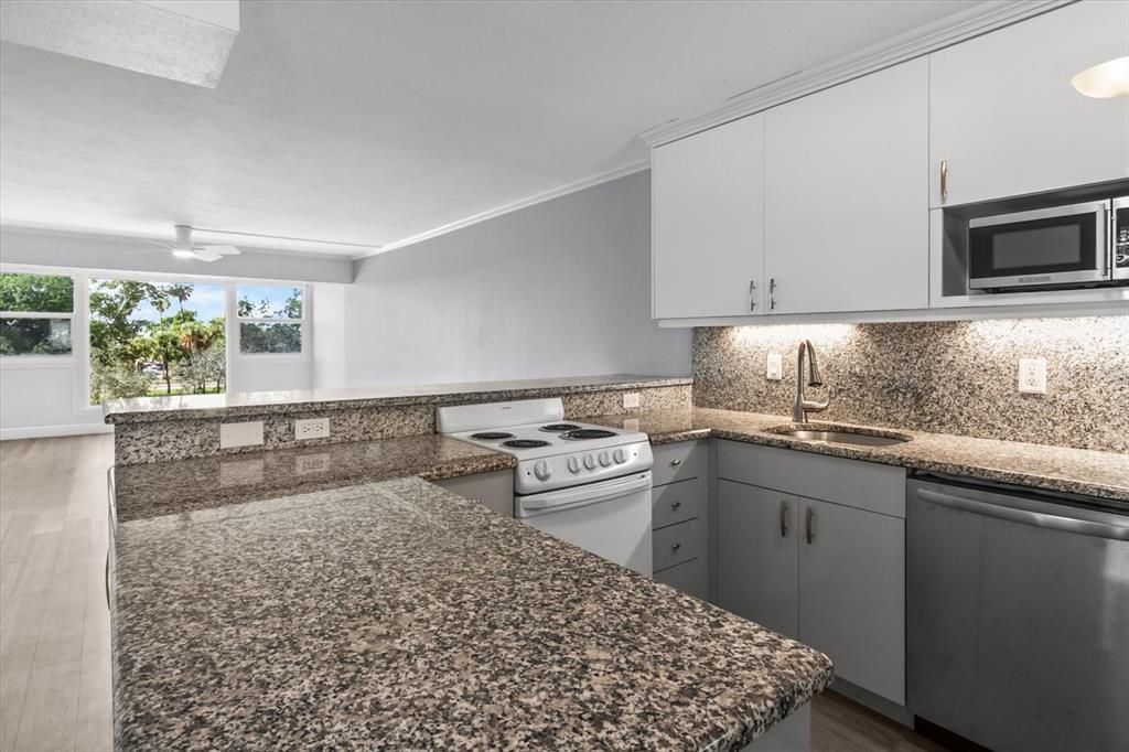 待售: $329,900 (1 贝兹, 1 浴室, 820 平方英尺)