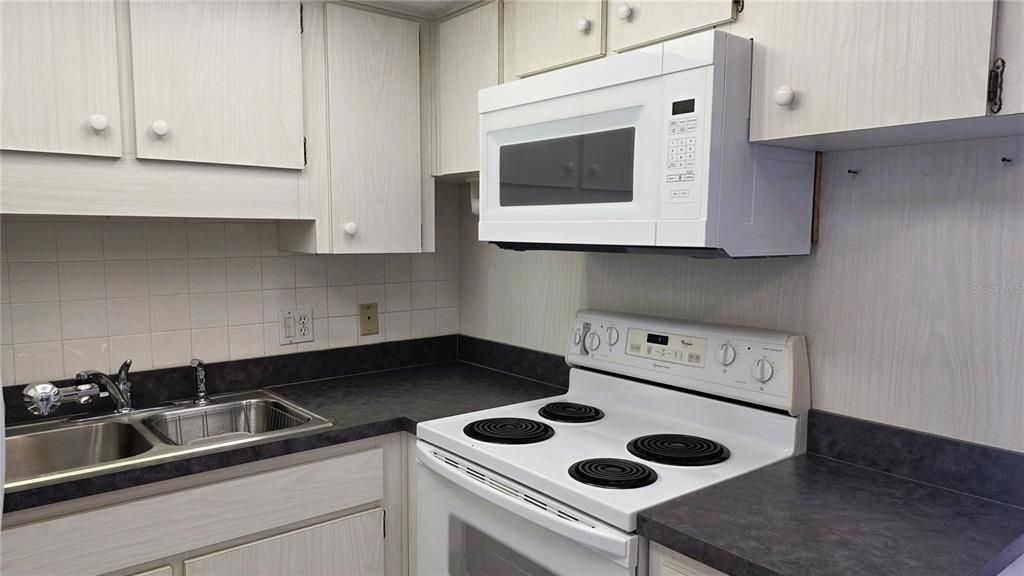 For Rent: $1,250 (2 beds, 1 baths, 768 Square Feet)