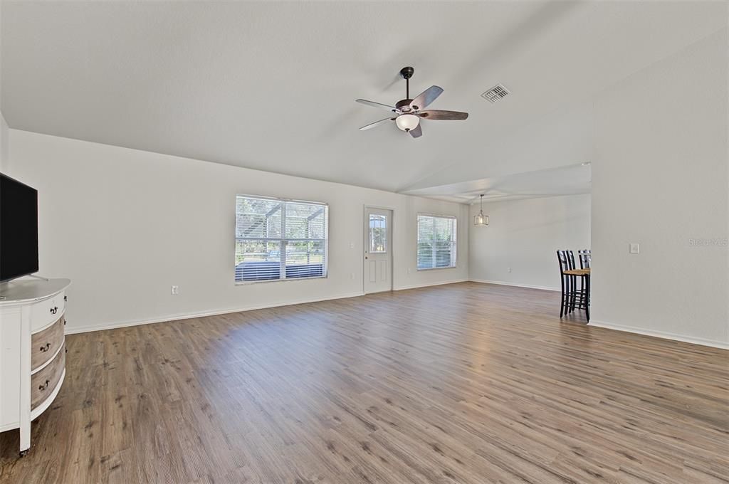 En Venta: $399,000 (4 camas, 3 baños, 3049 Pies cuadrados)