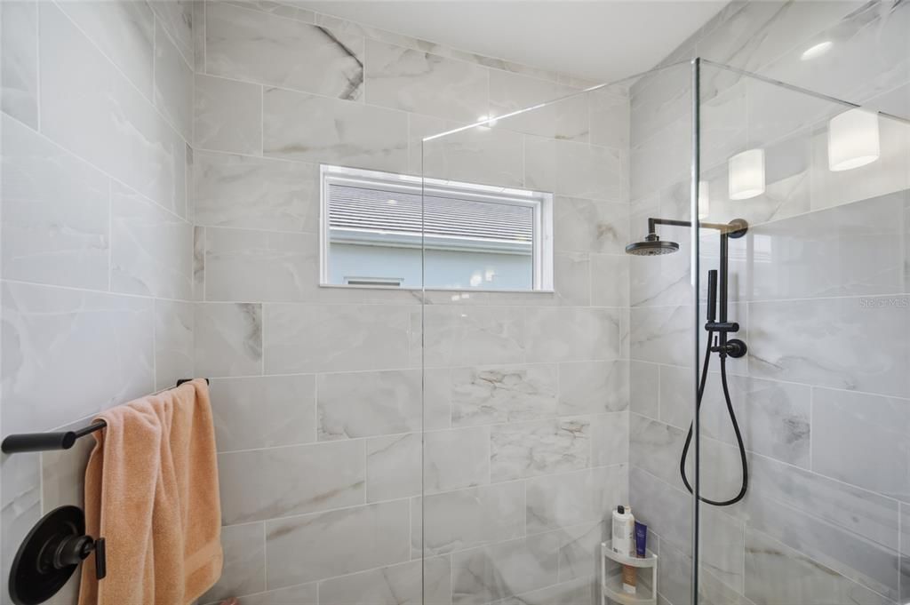 En Venta: $795,000 (3 camas, 2 baños, 2427 Pies cuadrados)
