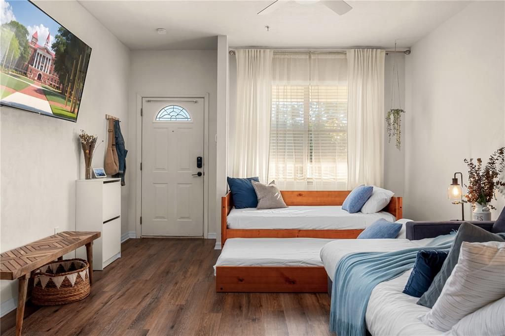 For Sale: $149,900 (2 beds, 2 baths, 1176 Square Feet)