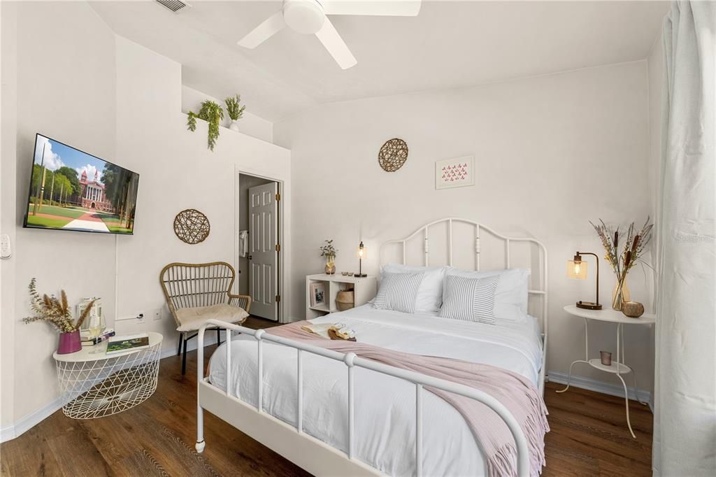 For Sale: $149,900 (2 beds, 2 baths, 1176 Square Feet)