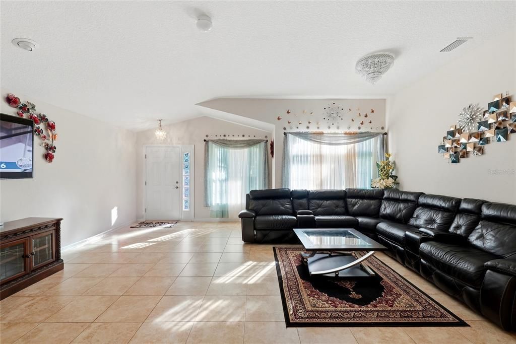 En Venta: $359,900 (4 camas, 2 baños, 1882 Pies cuadrados)