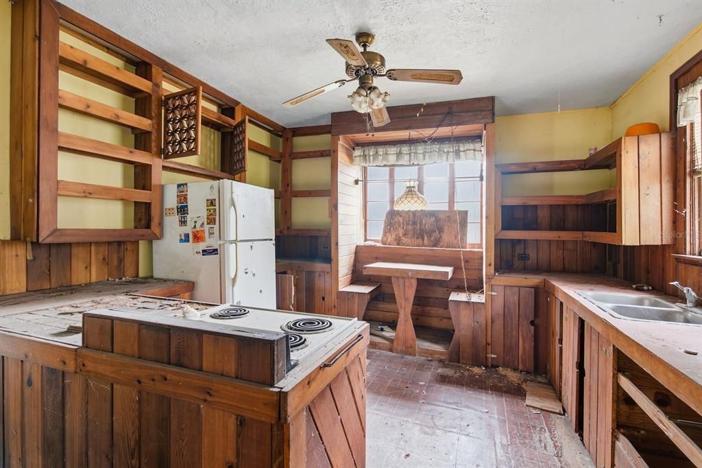 For Sale: $250,000 (3 beds, 2 baths, 1632 Square Feet)