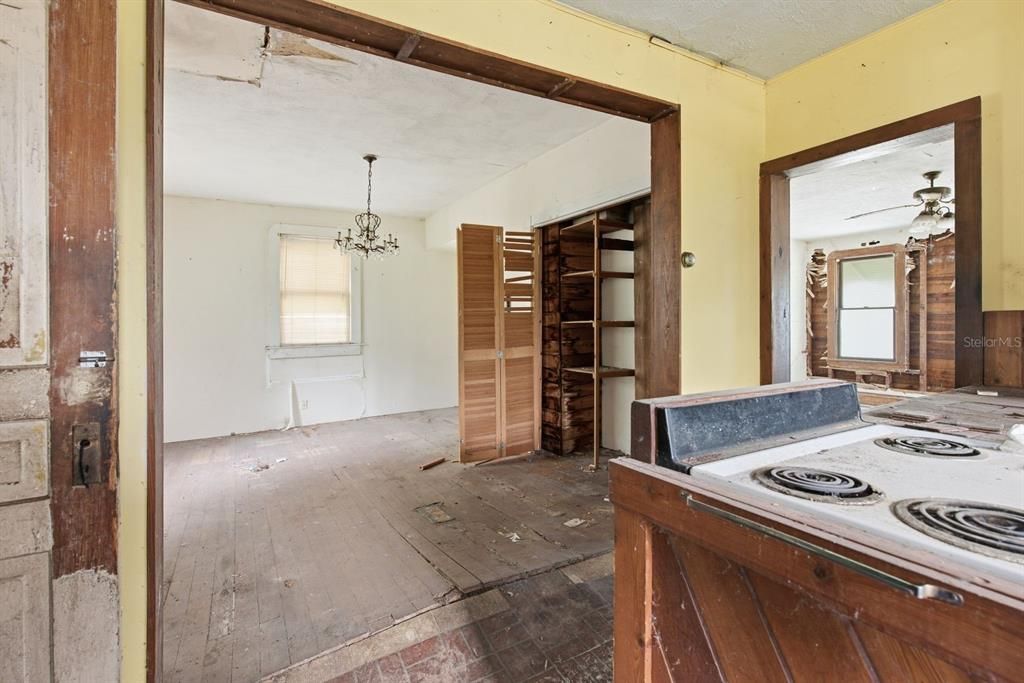 For Sale: $250,000 (3 beds, 2 baths, 1632 Square Feet)