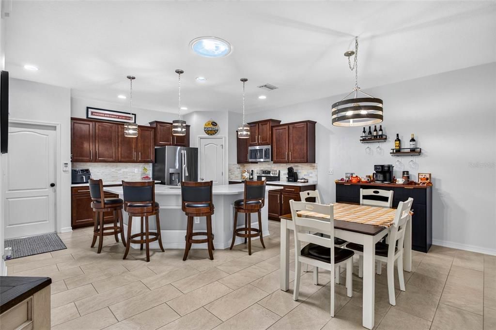En Venta: $325,000 (3 camas, 2 baños, 1569 Pies cuadrados)