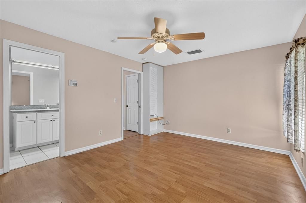 На продажу: $239,900 (2 спален, 2 ванн, 1447 Квадратных фут)