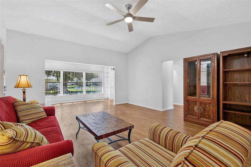 На продажу: $239,900 (2 спален, 2 ванн, 1447 Квадратных фут)