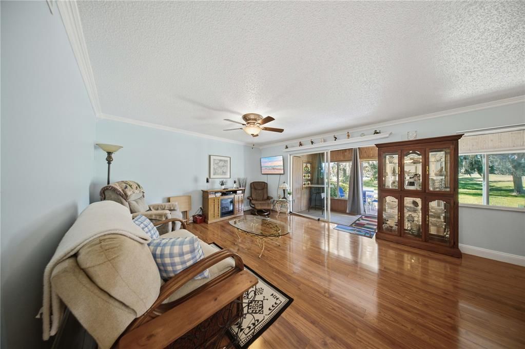 For Sale: $134,900 (2 beds, 1 baths, 1057 Square Feet)