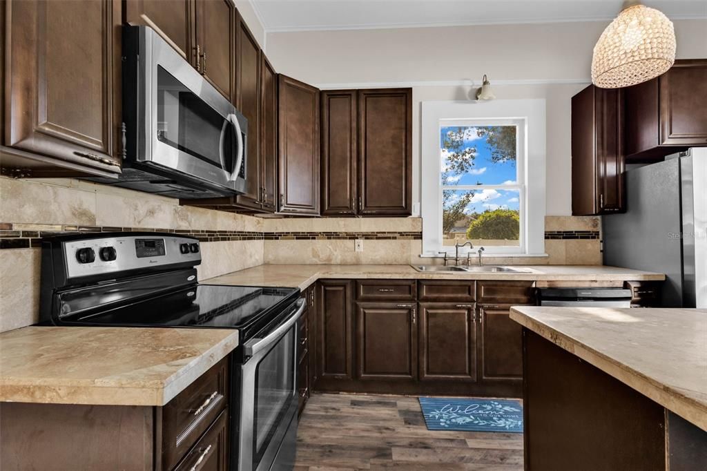 For Sale: $335,000 (3 beds, 2 baths, 1562 Square Feet)
