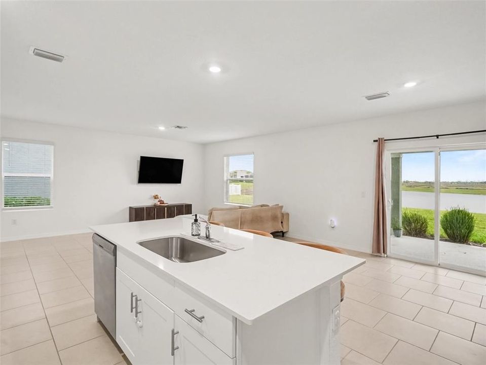En Venta: $325,000 (4 camas, 2 baños, 1880 Pies cuadrados)