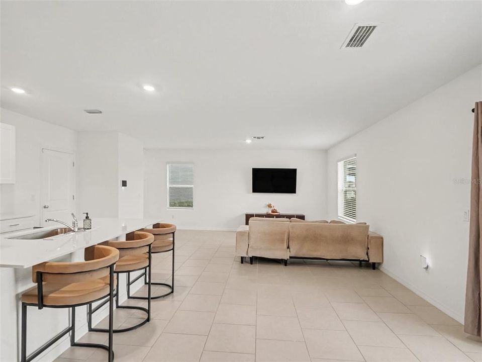 En Venta: $325,000 (4 camas, 2 baños, 1880 Pies cuadrados)