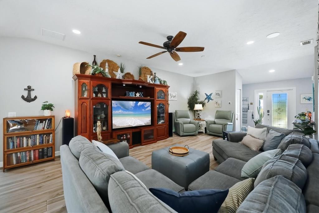 For Sale: $525,000 (3 beds, 2 baths, 1719 Square Feet)