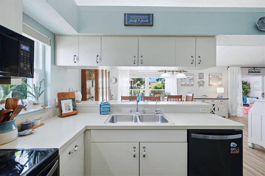 For Sale: $525,000 (3 beds, 2 baths, 1719 Square Feet)