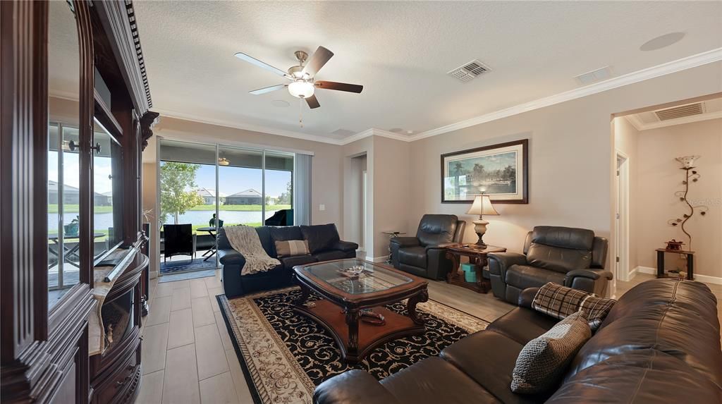 En Venta: $399,900 (3 camas, 2 baños, 2136 Pies cuadrados)