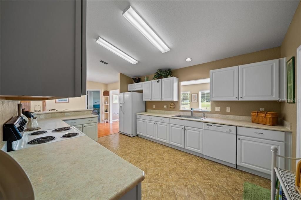 For Sale: $269,000 (2 beds, 2 baths, 1602 Square Feet)