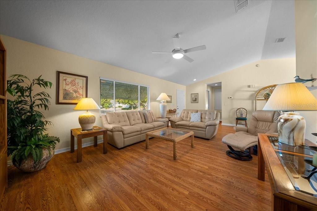 For Sale: $269,000 (2 beds, 2 baths, 1602 Square Feet)