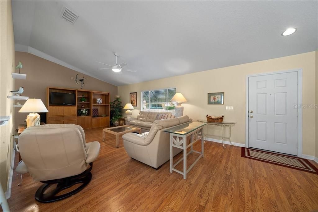 For Sale: $269,000 (2 beds, 2 baths, 1602 Square Feet)